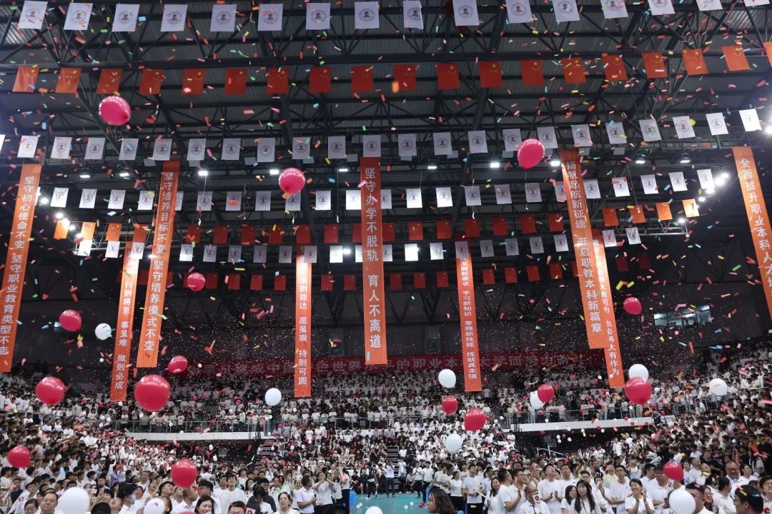 激励全校党员干部实干担当